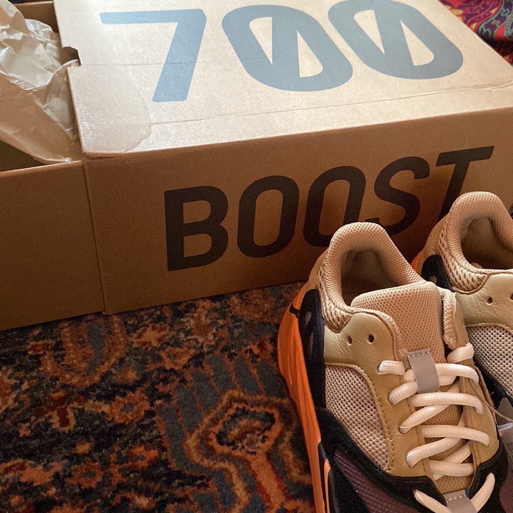 NWT Adidas Yeezy Boost 700 🤎